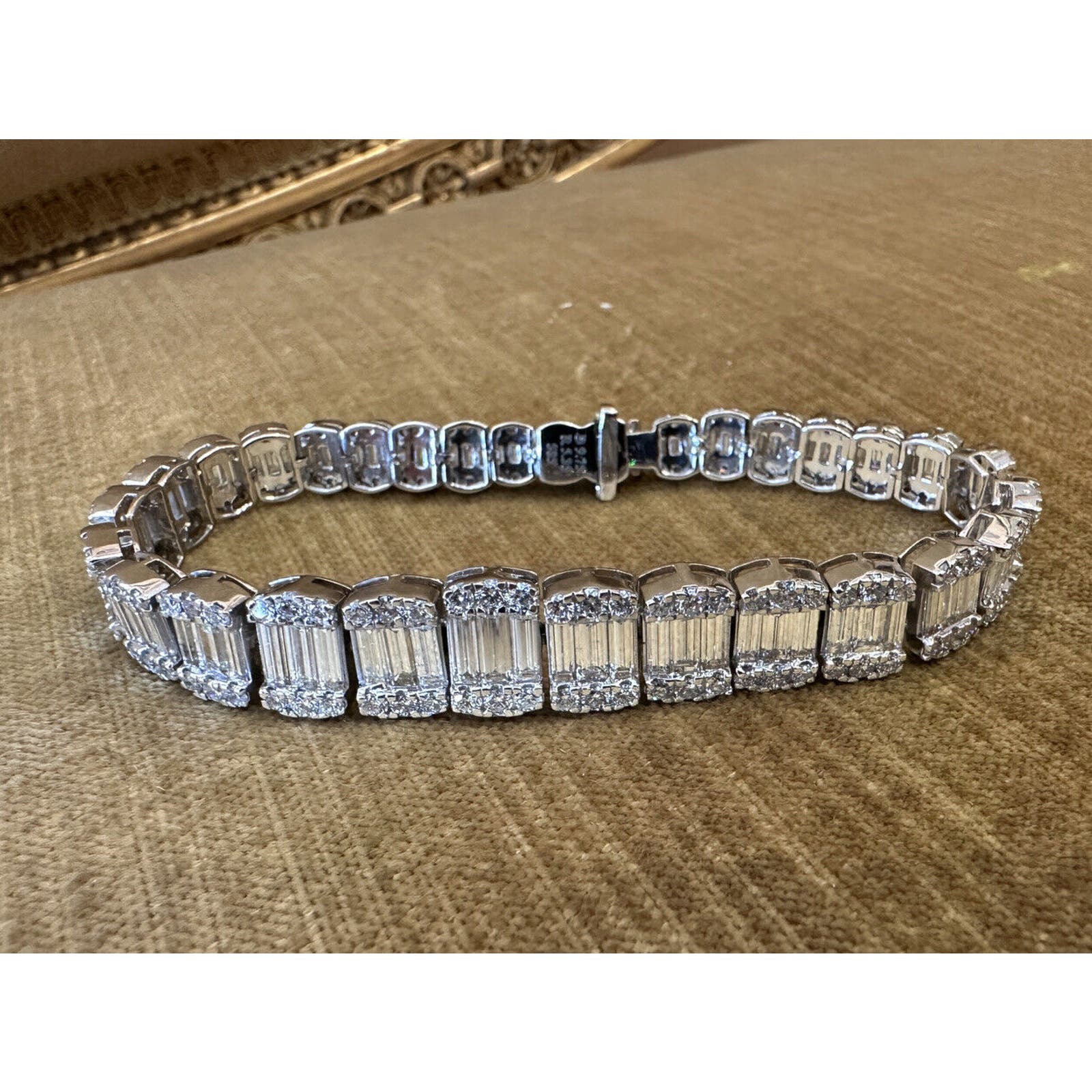 Graduated Illusion set Diamond Bracelet 15.10 cttw in 14k White Gold - CSSI