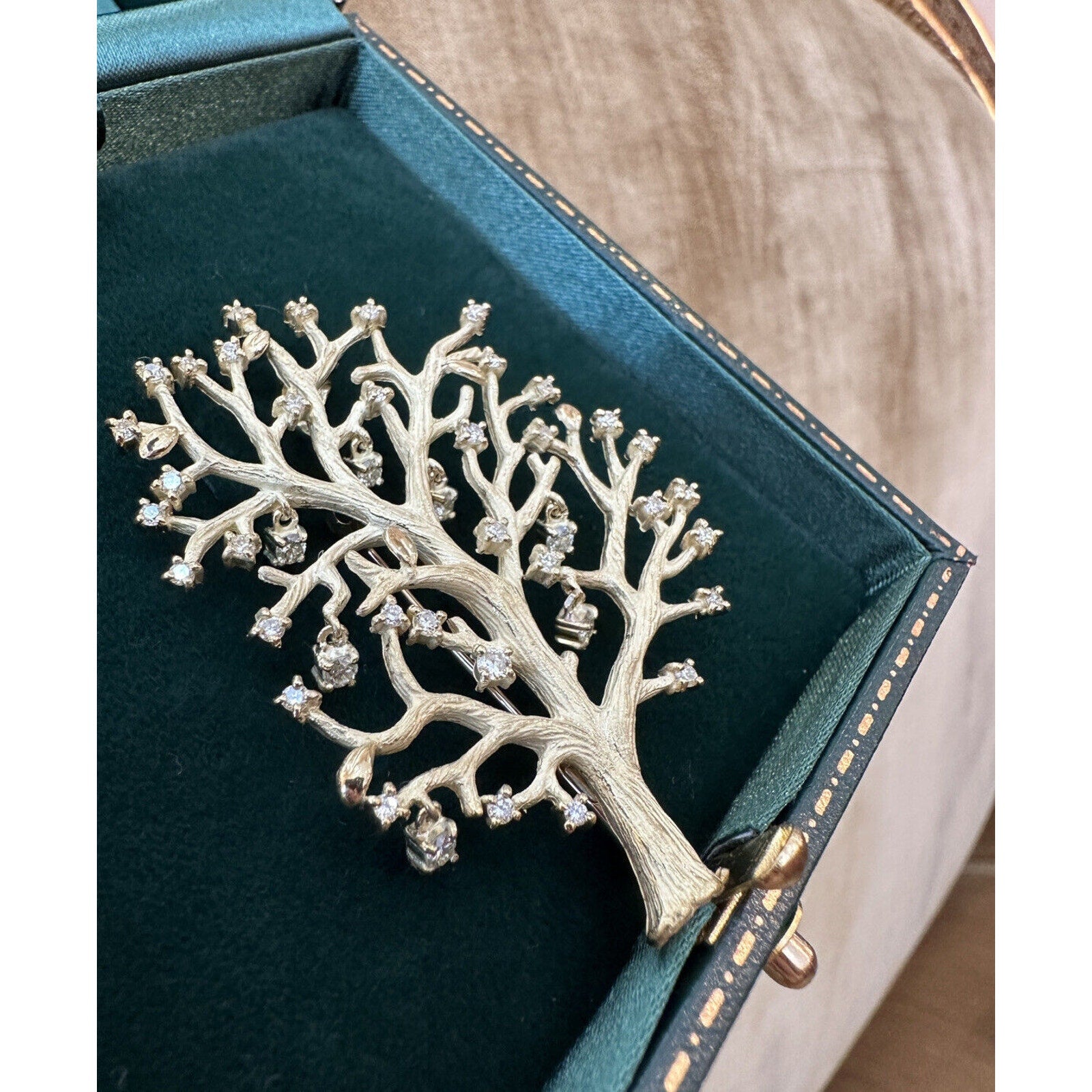 Large Tree Pin/Brooch with Dangling Diamonds in 18k Yellow Gold - HM2456SS